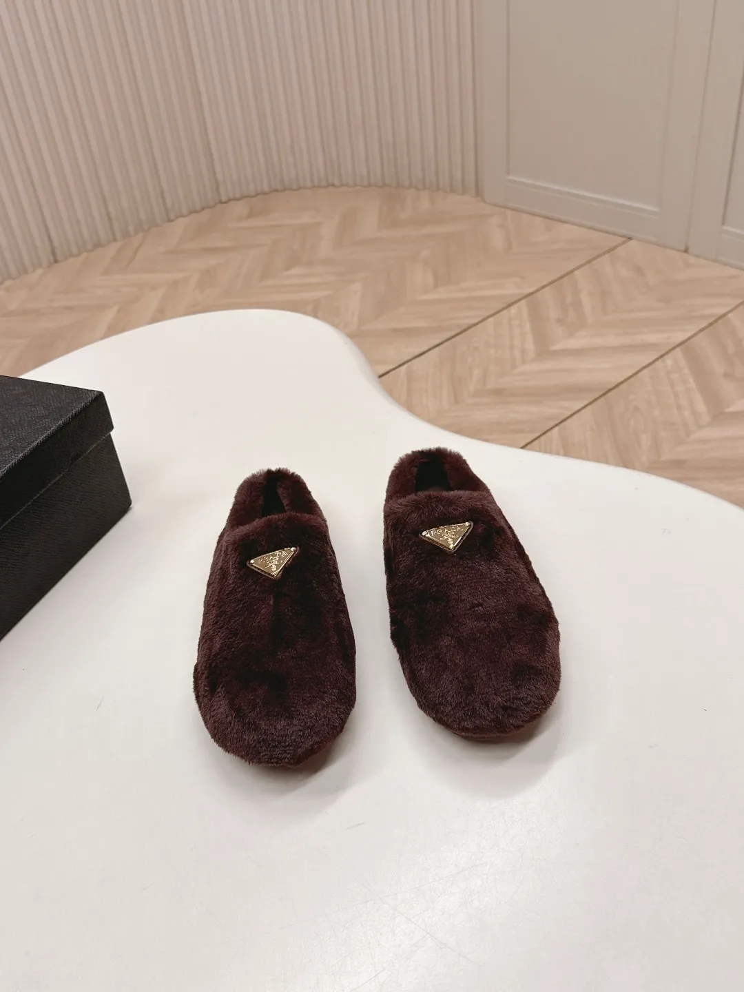 👟👟Ex-factory price 520👟👟 Prada prada25 autumn and winter furry slippers series, half-slip wool slippers, classic triangle buckle, comfortable, cute, cute, fashionable, elegant and versatile, the wool is comfortable and soft, awakening the warmth of autumn and winter. Let you walk comfortably from morning to night. Pair it with socks to easily cope with the changing seasons. Wool, sheep pattern lining, original outsole! 35-40 yards